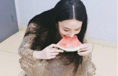 娱乐吃瓜女配图片,吃瓜群众的娱乐盛宴